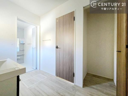 ���ʑ�E���ʏ� ���ʎ��Ɏ��[�N���[�[�b�g��݂��A�^�I���ށE���p�i�E�X�g�b�N�i�Ȃǂ��܂Ƃ߂Ď��[�\�B��������}���A�����C�����悭�g�����ԂɂȂ��Ă��܂��B