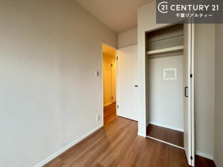 �q������ ���[�X�y�[�X���������Ă���A�ߗނ₨������A�w�p�i�Ȃǂ��������萮���ł��܂��B���������L���g���邽�߁A���K�Ő������Z��Ԃ��������܂��B