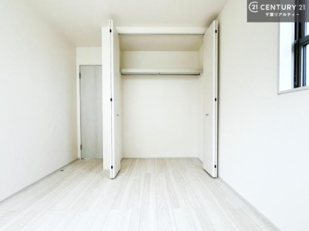 [ emɂ̓N[[bgĂA[Xy[X[BߗނpiAGߕ̎[ɕ֗ŁAłƕЕtۂĂ܂B