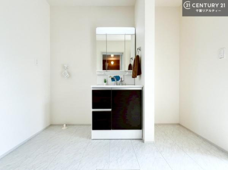 ʑEʏ gȂ𐮂ʏ́A厖łI̐̂镵͋CoIC悭g܂B