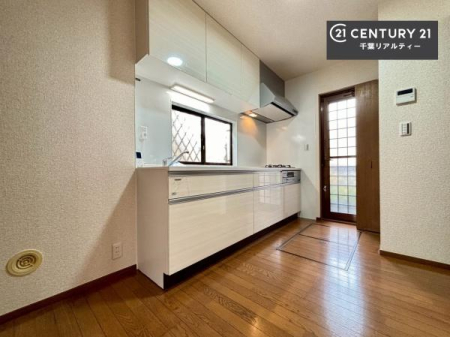 Lb` Lb`ɂ́AtĂ܂I܂S~ꎞIɊO֏oĂƂô
ȏL𗭂ߍ܂qIII