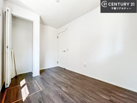 m [Xy[XĂ܂IXbLڂ鎖ł܂ˁB
ƋI΂ȂVvȃfUCׁ̈AƋI΂Cɓ̋ԍ肪łłˁB