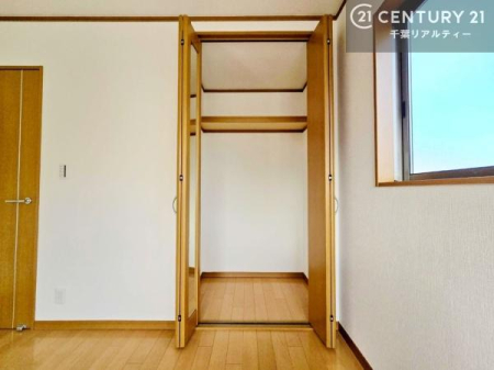 ���[ ���s���̂�����[���m�ۂ��Ă��邽�߁A�ߗނ͂������A�G�߉Ɠd��L�����[�P�[�X�Ȃǂ̑傫�ȕ�������������[�ł��܂��B��������}���Ȃ���A��Ԃ��L���g����̂����͂ł��B