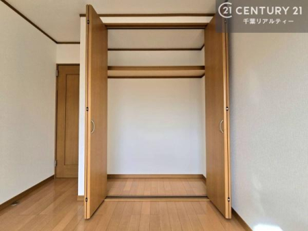 ���[ �S�����Ɏ��[�X�y�[�X��݂��A�ߗނ�G�ߕ��A��̃A�C�e���܂ł�������Ǝ��܂�݌v�B�e�������ƂɎ��[���m�ۂ��邱�ƂŁA���Z��Ԃ��L���g���A��������Ƃ�����炵���������܂��B