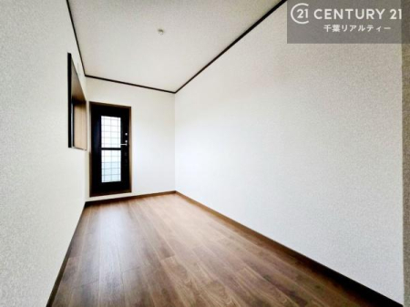 ���̑����� �Q�K�ɔz�u���ꂽ�T�[�r�X���[�h�́A�o���R�j�[�֒��ڏo���肪�\�B������Ԃƒ��悭�������A�Ǝ����ƂɏW�����₷�����������͂ł��B�����X�g�b�N�u����ȂǑ��ړI�Ɏg���܂��B