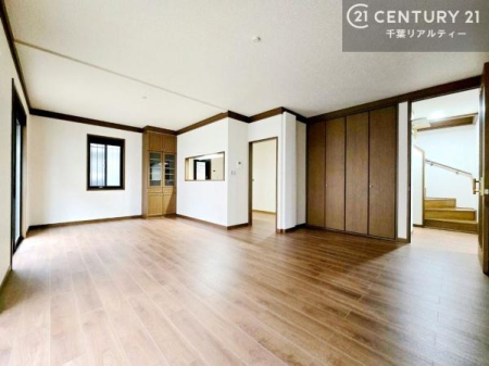 ���r���O �����������F�����œ��ꂳ�ꂽ���r���O�́A�O�̌�����Y�ꂳ���Ă���鉸�₩�ȋ�ԁB���炩�Ȍ����������݁A�Ƒ��ŉ߂������Ԃ��A��l�ł��낮�ЂƂƂ����A���R�ƐS���قǂ��Ă����܂��B