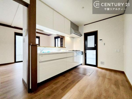 �L�b�`�� ��l�C�̑Ζʎ��V�X�e���L�b�`�����̗p���Ă��܂��I���Ƒ��̃R�~���j�P�[�V���������R�Ƒ�����݌v�ł��B
���q�l�ɂ��ڂ��͂��̂Ŋ������ł��ˁB�L�X�g���ĉ��K�ɍ�Ƃ��i�݂܂��B