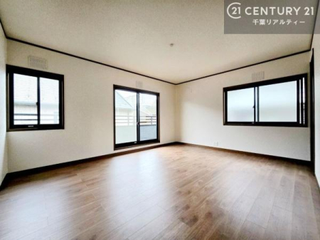 �m�� 10���̍L�����m�ۂ����m���́A�x�b�h��f�X�N��u���Ă���Ƃ肪����A��Q���Ƃ��Ă����K�B�Ƌ�z�u�̎��R�x�������A�ݑ�[�N���̃X�y�[�X�Ƃ��Ă����􂵂܂��B