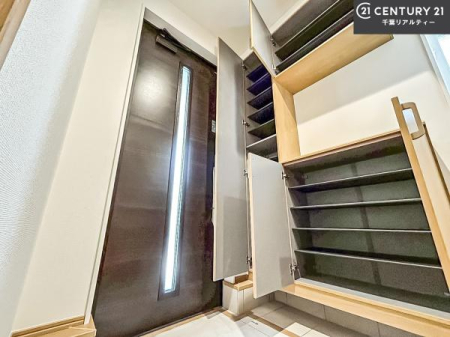 ���� �V���[�Y�{�b�N�X�t���Ȃ̂ŁA���ւ��Еt�����|�������₷���ł��I
�X�b�L���������ւŌ˂��J�����u�ԁA�������̂���S�n������Ԃ��o�}���Ă���܂��B