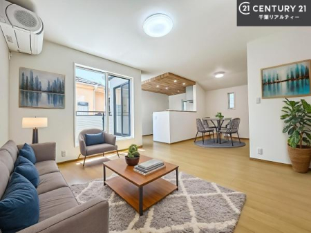 ���r���O �Ƌ��CG�p�[�X�ł��B�J�����̂���L�XLDK�I�\�t�@�[��_�C�j���O�e�[�u����u���Ă������ɂȂ�Ȃ��̂ŉ��K�ɉ߂����܂��I
�R�~���j�P�[�V���������₷�����r���O�ł��I