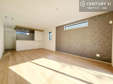 ���r���O ���r���O�̈�ʂɂ̓A�N�Z���g�N���X���̗p���A��Ԃɂ��肰�Ȃ����Ɖ��s�����v���X�B�V���v���Ȓ��ɂ��f�U�C��������������d�オ��ŁA�Ƌ��C���e���A�����������f���郊�r���O��Ԃł��B