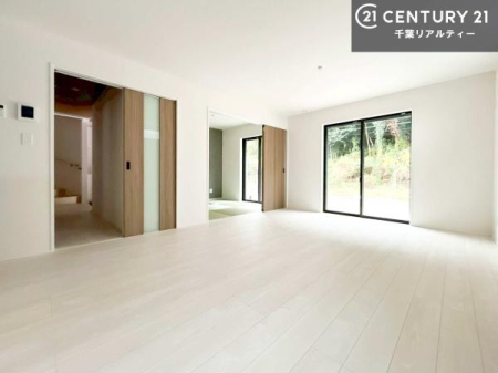 rO SnǂrO͉ƑRƏW܂܂BƑcR̎ԂłBƑƁAw[Ԃ߂łˁB㕔Ŗ邭JIȋԂłB