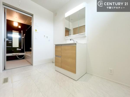 ʑEʏ gȂ𐮂ʏ́A厖łI̐̂镵͋CoIC悭g܂B