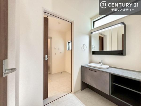 ʑEʏ gȂ𐮂ʏ́A厖łI̐̂镵͋CoIC悭g܂B