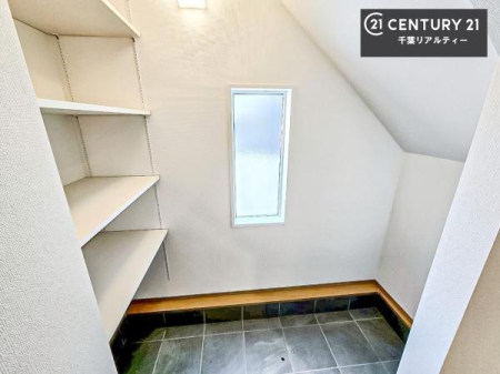 [ SICiV[YCN[[bgjACłȂAEghApiEGߕExr[J[Ȃǂ܂Ƃ߂Ď[\B֎肪łXbL܂B