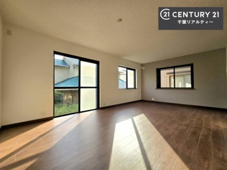 ���r���O �傫�ȑ����炽���Ղ�̗z���������閾�邢���r���O�B�J�����̂��郊�r���O�ŉƑ��c���̂��났�̎��Ԃ��߂����܂��B