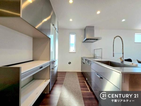 �L�b�`�� �J�b�v�{�[�h�t���̃L�b�`���ł��B
�L�b�`���͉����ƃK�`���K�`���������ł��B�d�q�����W�␆�ъ���u���܂����A��������̐H��͒I�Ɏ��[���\�ł��B