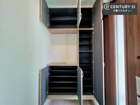 ���� �V���[�Y�{�b�N�X�t���Ȃ̂ŁA���ւ��Еt�����|�������₷���ł��I
�X�b�L���������ւŌ˂��J�����u�ԁA�������̂���S�n������Ԃ��o�}���Ă���܂��B
