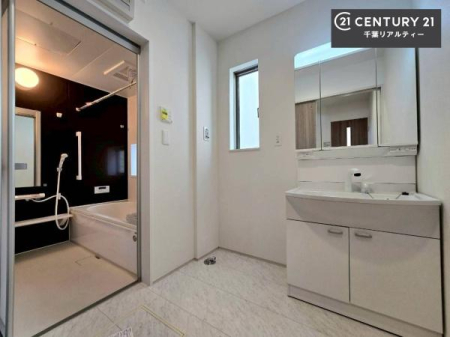 ���ʑ�E���ʏ� �O�ʋ��d�l�̐��ʏ��́A�g�����Ȃ݂����₷������I���͎��[�ɂȂ��Ă��܂��B�h���C���[�₨���ϓ����Еt������̂Ő��ʑ������X�b�L���ƌ����邱�Ƃ��o���܂��I