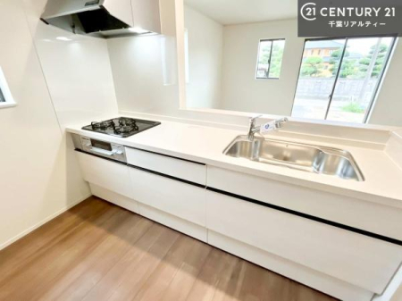 �L�b�`�� ��Ƃ肠�钲���X�y�[�X�ō�Ƃ����₷�����K�ȃL�b�`���ł��I
���q�l�ƈꏏ�ɂ��َq������y���߂�L�X�X�y�[�X�ł��B�y�����������ԂɂȂ肻���ł��ˁI