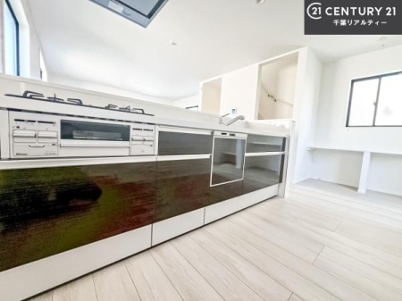 �L�b�`�� ��Ƃ肠�钲���X�y�[�X�ō�Ƃ����₷�����K�ȃL�b�`���ł��I
���q�l�ƈꏏ�ɂ��َq������y���߂�L�X�X�y�[�X�ł��B�y�����������ԂɂȂ肻���ł��ˁI