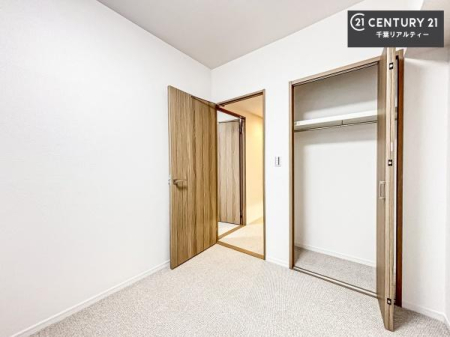 �q������ ���[�X�y�[�X���������Ă���A�ߗނ₨������A�w�p�i�Ȃǂ��������萮���ł��܂��B���������L���g���邽�߁A���K�Ő������Z��Ԃ��������܂��B