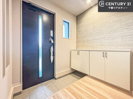 ���� �V���[�Y�{�b�N�X�t���Ȃ̂ŁA���ւ��Еt�����|�������₷���ł��I
�X�b�L���������ւŌ˂��J�����u�ԁA�������̂���S�n������Ԃ��o�}���Ă���܂��B
