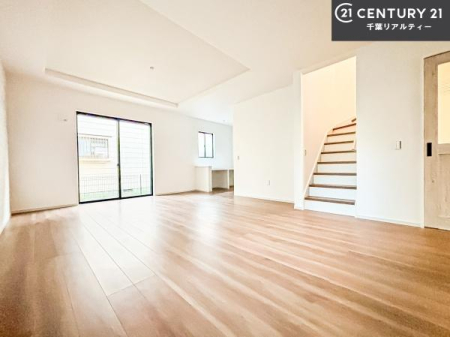 ���r���O �S�n�ǂ����r���O�͉Ƒ������R�ƏW�܂�܂��B�Ƒ��c�R�̎��Ԃ����������ł��B���Ƒ��ƁA����w�[���������Ԃ��߂��������ł��ˁB���邭�J���I�ȋ�Ԃł��B