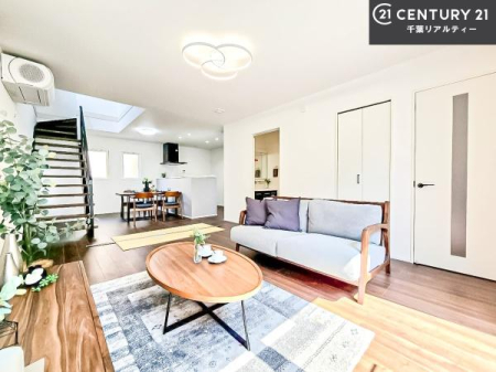 ���r���O ��؂ȉƑ����W�܂邩�炱��LDK�ɂ͂�����肽���B
�q�����������C�ɏ΂��Ȃ��瑖�����Ă���p�����������u�L���Ƃɂ��ėǂ������v�Ǝv���u�Ԃł��B