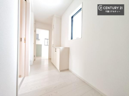 ���� �V���[�Y�{�b�N�X�t���Ȃ̂ŁA���ւ��Еt�����|�������₷���ł��I
�X�b�L���������ւŌ˂��J�����u�ԁA�������̂���S�n������Ԃ��o�}���Ă���܂��B