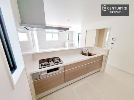 �L�b�`�� ��l�C�̑Ζʎ��V�X�e���L�b�`�����̗p���Ă��܂��I���Ƒ��̃R�~���j�P�[�V���������R�Ƒ�����݌v�ł��B
���q�l�ɂ��ڂ��͂��̂Ŋ������ł��ˁB���[�͂�����܂�