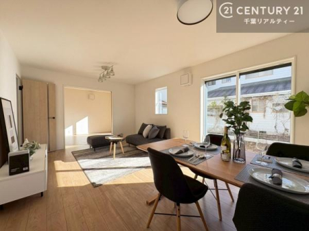 ���r���O �傫�ȑ����炽���Ղ�̗z���������閾�邢���r���O�B�J�����̂��郊�r���O�ŉƑ��c���̂��났�̎��Ԃ��߂����܂��B