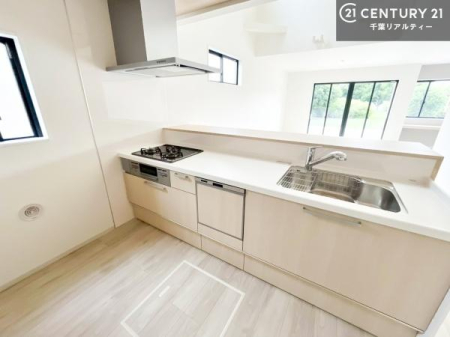 ���d�l�ʐ^(�L�b�`���j ��l�C�̑Ζʎ��V�X�e���L�b�`�����̗p���Ă��܂��I���Ƒ��̃R�~���j�P�[�V���������R�Ƒ�����݌v�ł��B
���q�l�ɂ��ڂ��͂��̂Ŋ������ł��ˁB���[�͂�����܂��I�i���d�l�j