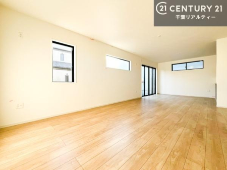 ���r���O �傫�ȑ����炽���Ղ�̗z���������閾�邢���r���O�B�J�����̂��郊�r���O�ŉƑ��c���̂��났�̎��Ԃ��߂����܂��B