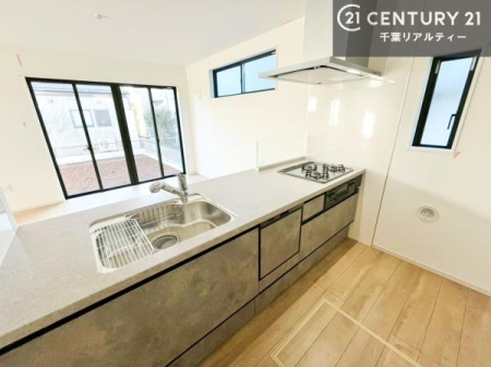 �L�b�`�� ��l�C�̑Ζʎ��V�X�e���L�b�`�����̗p���Ă��܂��I���Ƒ��̃R�~���j�P�[�V���������R�Ƒ�����݌v�ł��B
���q�l�ɂ��ڂ��͂��̂Ŋ������ł��ˁB�L�X�g���ĉ��K�ɍ�Ƃ��i�݂܂��B