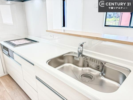 �L�b�`�� ��l�C�̑Ζʎ��V�X�e���L�b�`�����̗p���Ă��܂��I���Ƒ��̃R�~���j�P�[�V���������R�Ƒ�����݌v�ł��B
���q�l�ɂ��ڂ��͂��̂Ŋ������ł��ˁB�L�X�g���ĉ��K�ɍ�Ƃ��i�݂܂��B