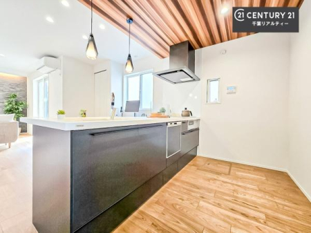 �L�b�`�� ��l�C�̑Ζʎ��V�X�e���L�b�`�����̗p���Ă��܂��I���Ƒ��̃R�~���j�P�[�V���������R�Ƒ�����݌v�ł��B
���q�l�ɂ��ڂ��͂��̂Ŋ������ł��ˁB�L�X�g���ĉ��K�ɍ�Ƃ��i�݂܂��B