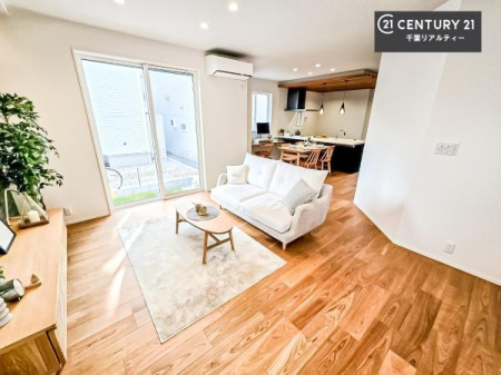 ���r���O �Ƌ��CG�p�[�X�ł��B�S�n�ǂ����r���O�͉Ƒ������R�ƏW�܂�܂��B�Ƒ��c�R�̎��Ԃ����������ł��B���Ƒ��ƁA����w�[���������Ԃ��߂��������ł��ˁB