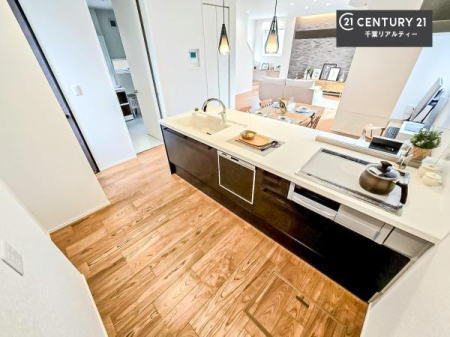 �L�b�`�� ��l�C�̑Ζʎ��V�X�e���L�b�`�����̗p���Ă��܂��I���Ƒ��̃R�~���j�P�[�V���������R�Ƒ�����݌v�ł��B
���q�l�ɂ��ڂ��͂��̂Ŋ������ł��ˁB�L�X�g���ĉ��K�ɍ�Ƃ��i�݂܂��B