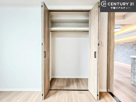 ���[ �e�m���ɂ̓N���[�[�b�g���������Ă���A���[�X�y�[�X���[���B�ߗނ���p�i�A�G�ߕ��̎��[�ɕ֗��ŁA���ł���������ƕЕt������������ۂĂ܂��B