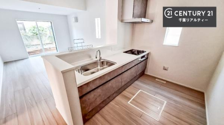 �L�b�`�� ��l�C�̑Ζʎ��V�X�e���L�b�`�����̗p���Ă��܂��I���Ƒ��̃R�~���j�P�[�V���������R�Ƒ�����݌v�ł��B
���q�l�ɂ��ڂ��͂��̂Ŋ������ł��ˁB�L�X�g���ĉ��K�ɍ�Ƃ��i�݂܂��B