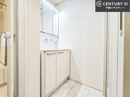 ���ʑ�E���ʏ� �O�ʋ��d�l�̐��ʏ��́A�g�����Ȃ݂����₷������I���͎��[�ɂȂ��Ă��܂��B�h���C���[�₨���ϓ����Еt������̂Ő��ʑ������X�b�L���ƌ����邱�Ƃ��o���܂��I