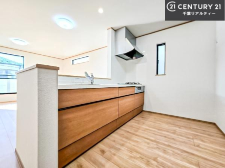 �L�b�`�� ��Ƃ肠�钲���X�y�[�X�ō�Ƃ����₷�����K�ȃL�b�`���ł��I
���q�l�ƈꏏ�ɂ��َq������y���߂�L�X�X�y�[�X�ł��B�y�����������ԂɂȂ肻���ł��ˁI