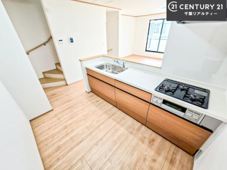 �L�b�`�� ��l�C�̑Ζʎ��V�X�e���L�b�`�����̗p���Ă��܂��I���Ƒ��̃R�~���j�P�[�V���������R�Ƒ�����݌v�ł��B
���q�l�ɂ��ڂ��͂��̂Ŋ������ł��ˁB�L�X�g���ĉ��K�ɍ�Ƃ��i�݂܂��B