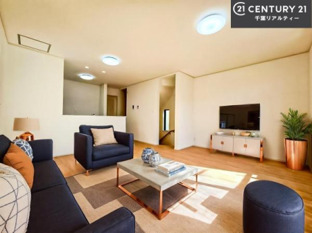 ���r���O �Ƌ��CG�p�[�X�ł��B��؂ȉƑ����W�܂邩�炱��LDK�ɂ͂�����肽���B
�q�����������C�ɏ΂��Ȃ��瑖�����Ă���p�����������u�L���Ƃɂ��ėǂ������v�Ǝv���u�Ԃł��B