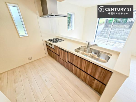 �L�b�`�� ��Ƃ����₷���V�X�e���L�b�`���ł��I���[����������t���Ă���̂ŁA�����X�y�[�X�ɕ���u���Ȃ��čςނ̂ŁA�L�X�g���āA���K�ɍ�Ƃ��ł��܂��I