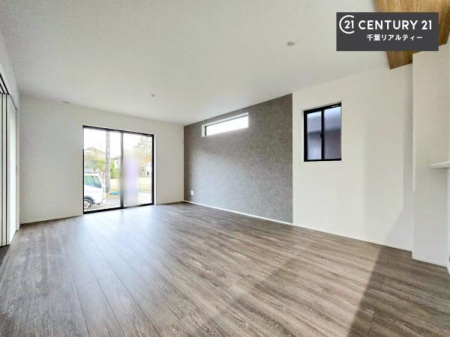 ���r���O ��؂ȉƑ����W�܂邩�炱��LDK�ɂ͂�����肽���B
�q�����������C�ɏ΂��Ȃ��瑖�����Ă���p�����������u�L���Ƃɂ��ėǂ������v�Ǝv���u�Ԃł��B