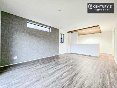 ���r���O ��؂ȉƑ����W�܂邩�炱��LDK�ɂ͂�����肽���B
�q�����������C�ɏ΂��Ȃ��瑖�����Ă���p�����������u�L���Ƃɂ��ėǂ������v�Ǝv���u�Ԃł��B