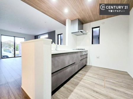 �L�b�`�� ��Ƃ肠�钲���X�y�[�X�ō�Ƃ����₷�����K�ȃL�b�`���ł��I
���q�l�ƈꏏ�ɂ��َq������y���߂�L�X�X�y�[�X�ł��B�y�����������ԂɂȂ肻���ł��ˁI