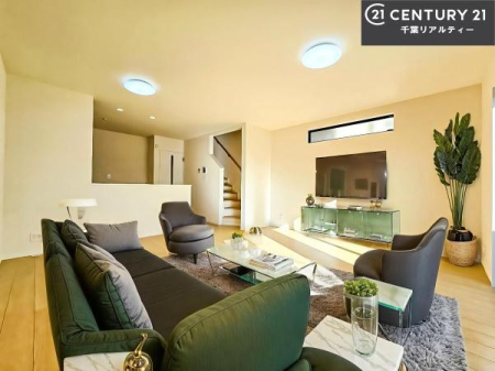 ���r���O �Ƌ��CG�p�[�X�ł��B�傫�ȑ����炽���Ղ�̗z���������閾�邢���r���O�B�J�����̂��郊�r���O�ŉƑ��c���̂��났�̎��Ԃ��߂����܂��B